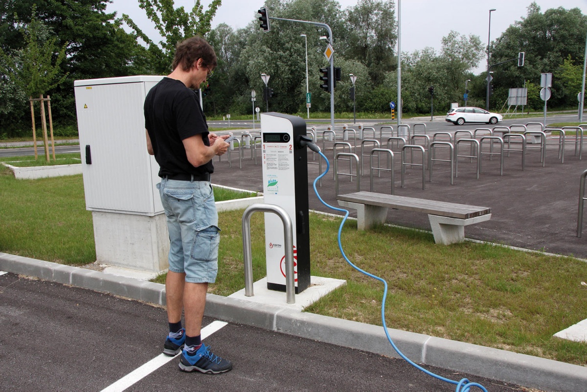 Polnjenje na električnih polnilnih postajah je še vedno zapleteno in polno nekakšnih spletnih prijav. Te na novem parkirišču P+R v Ljubljani našemu androidnemu telefonu ni uspelo opraviti.